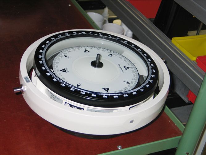 Die Kompasse des Hamburger Präzisions-Spezialisten werden zum Beispiel in Schiffen eingesetzt. (Archiv: Vogel Business Media)