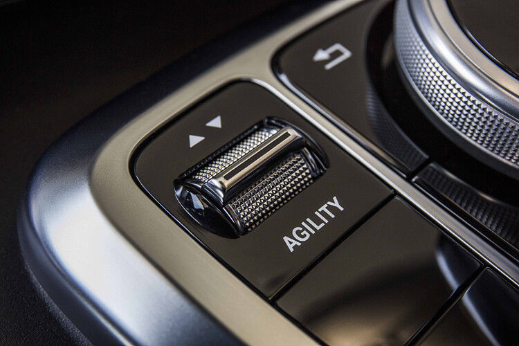 Mit dem Agility Select Schalter wählt der Fahrer die unterschiedlichen Fahrmodi. (Foto: Daimler)