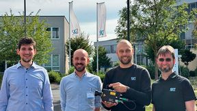 Dem SKZ in Würzburg wurde nun ein Kameratomografiesystem von Tenta Vision übergeben, das vor allem Composites berührunglos auf ihre Qualität hin prüfen kann. Von links: Petry und Rune Monzel von Tenta Vision, Luis Wachter (mit dem System) und Christian Kolb, vom SKZ. (Bild: SKZ)