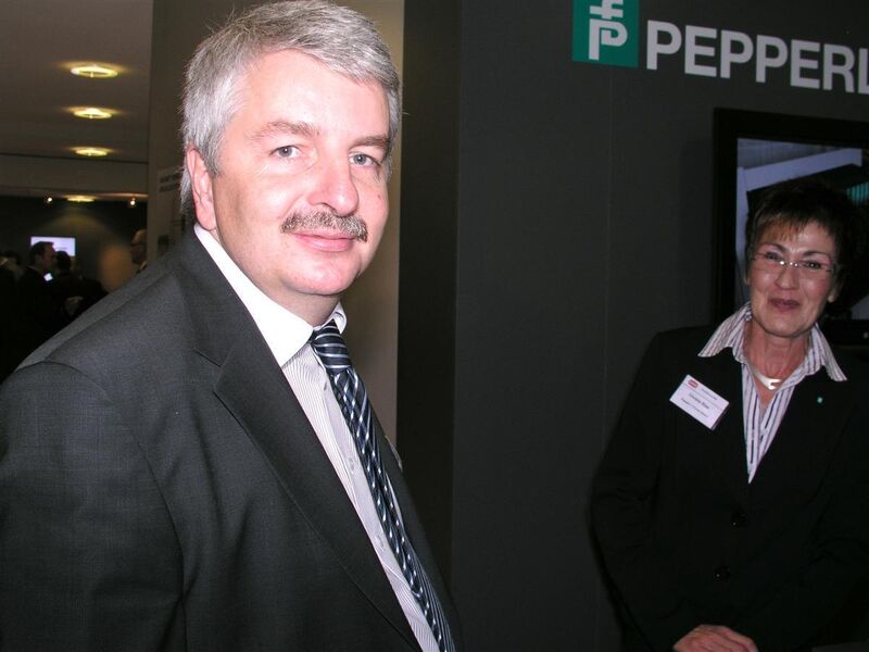 Thomas Kleinbongartz und Christa Blas vom Marketing des Hauptsponsors Pepperl und Fuchs freuen sich über eine gelungene Präsentation ihres Unternehmens.  (Archiv: Vogel Business Media)