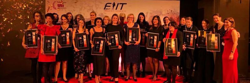 Die strahlenden Siegerinnen mit ihrer Auszeichnung „Women of the year“, die in sieben Kategorien und in Silber, Gold und Platin vergeben wurde.(Bild:  Vogel IT-Akademie)