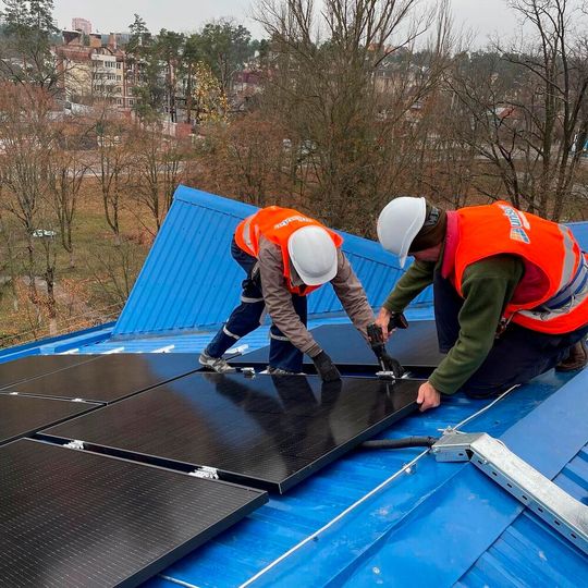 Die Montagebedingungen waren schwierig. Dennoch wurde die PV-Anlage in nur sieben Tagen fertiggestellt. Die Montagebedingungen waren schwierig. Dennoch wurde die PV-Anlage in nur sieben Tagen fertiggestellt.