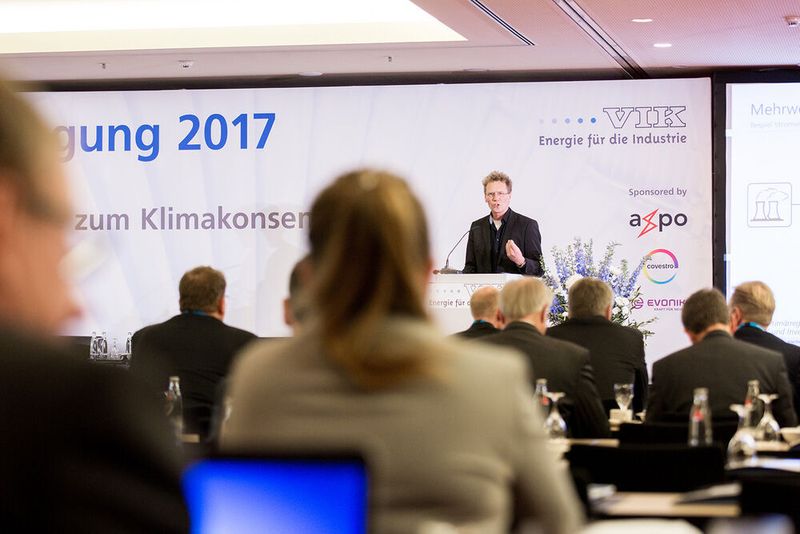 Am Nachmittag der VIK-Jahrestagung standen Beispiele für innovative Industrieprojekte zur klimaschonenden Produktion im Mittelpunkt: hier Christian Schweitzer, Geschäftsführer von bse engineering. (Andrea Vollmer)