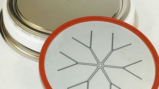 Bild 1: 8,5-kV-Thyristor für die klassische HGÜ. Mit 146 mm Durchmesser ist er einer der größten Chips der Welt. (Bild: ABB)