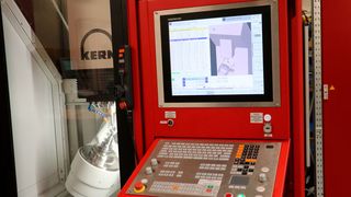 Blick auf die Heidenhain-Steuerung der 5-achsigen Micro HD von Kern Microtechnik, die bei Innerbichler genutzt wird. (Bild: Kern Microtechnik)