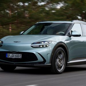 Bekanntester Stromer im Genesis-Programm ist der GV60, der sich die Plattform mit den Konzern-Schwestern Hyundai Ioniq 5 und Kia EV6 teilt.(Bild:  Genesis)
