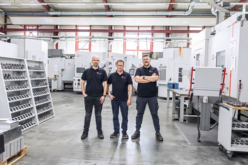 Das Jewa-Team (v. l. n. r.): Thomas Jessberger (Geschäftsführer), Michael Baumann, (Produktionsleitung) und Markus Herrmann (Leiter Fräserei). (Bild: maikgoering.de)
