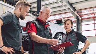 Bei rund 130.000 Pkw und Zweirädern älter 30 Jahre hat die GTÜ im vergangenen Jahr eine Hauptuntersuchung durchgeführt. Das Ergebnis stellte die Gesellschaft jetzt anlässlich der Techno Classica in Essen vor. (Bild: GTÜ)