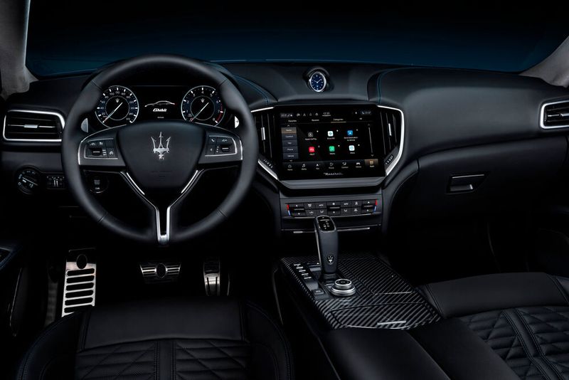 Das Cockpit im Ghibli ist künftig digital. Der Touchscreen für das Infotainmentsystem ist zudem gewachsen. (Bild: Maserati)