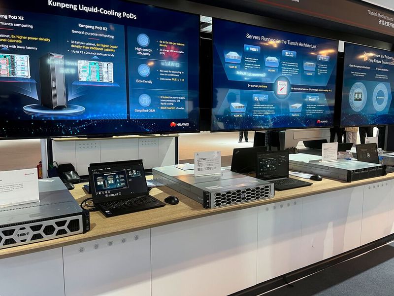 Abbildung 33: Zur „Huawei Connect 2023“ konnte der Hersteller bereits eine Variation, wassergekühlter Rechenknoten vorstellen, allerdings fehlen in der mit Ansicht die jeweiligen Beschreibungen in englischer Sprache.  (Bild: uo/ Vogel IT-Medien GmbH)