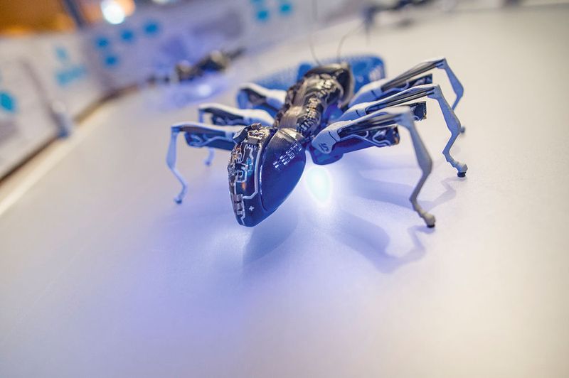 Aktuelle Umfragen von Swissmechanic/FHS St. Gallen und Ernst & Young bestätigen Kapitalmangel als grösste Hürde der KMU-Digitalisierung. Die Lage ist umso dramatischer, als die Schweizer KMU sich international einer Übermacht gegenüberstehen. (Marc-Steffen Unger)