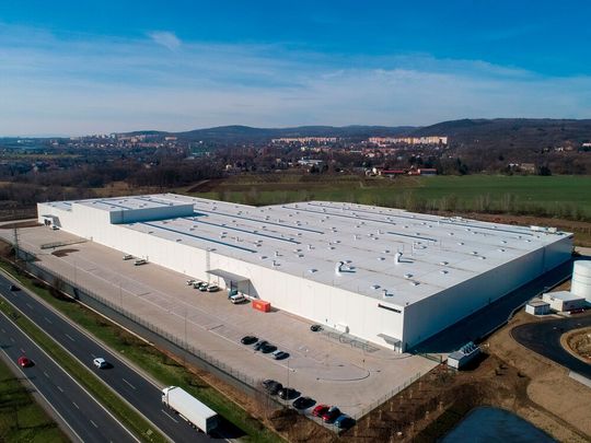 Im Panattoni-Park Nord im tschechischen Chomutov nahe der Grenze zu Deutschland steht jetzt ein neues Fabrikgebäude, in dem Jungheinrich sukzessive seine gesamte Schubmaststaplerfertigung zusammenziehen will.(Bild:  Jungheinrich)