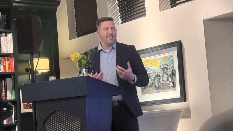 Ulrich Schmidt, Technologie- und Produktchef der Aufinity-Group, schilderte, wie das Unternehmen zusammen mit Händlern neue Services entwickelt, wann das Unternehmen auf KI setzt – und wann nicht. (Bild: Achter – VCG)