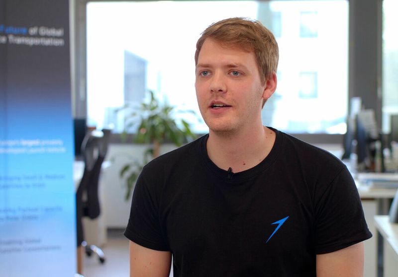 Dahinter stecken die drei Gründer Daniel Metzler (im Bild), Markus Brandl und Josef Fleischmann, die sich an der TU München kennenlernten und im Rekordtempo zu Unternehmern wurden. (Isar Aerospace)