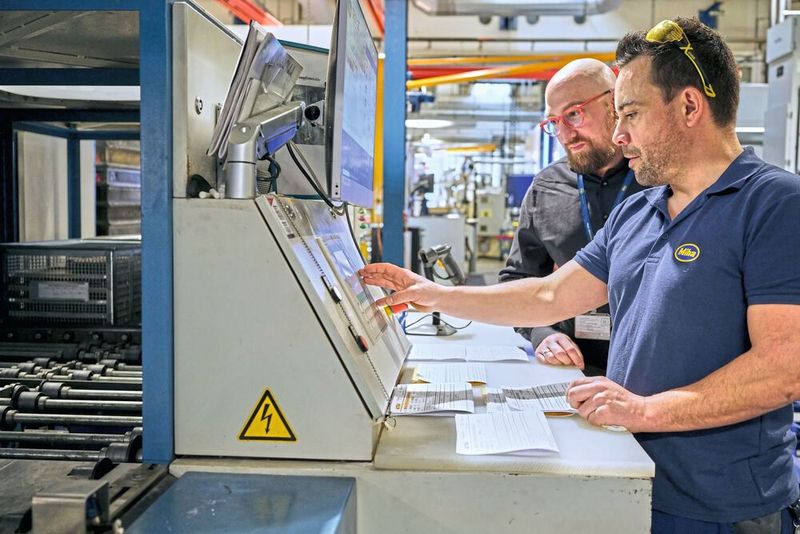 Manuel Krallinger (Miba, vorne) und Manuel Huihui (Richard Geiss) an einer der insgesamt drei Pero-Entfettungsanlagen am Sitz in Laakirchen.  (Bild: Ingo Jensen/Richard Geiss)