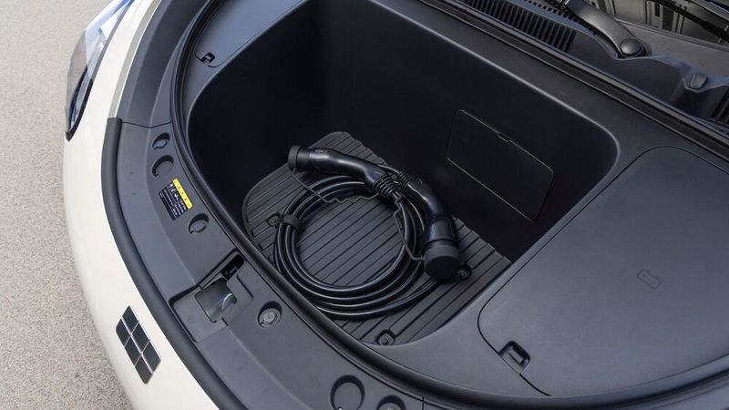 Der Stauraum unter der Fronthaube fasst deutlich mehr als das Ladekabel. (Bild: Geely)