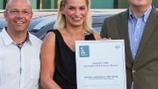 Die Sieger Jens Kruse (li.) und Simone Lahrmann mit Volvo-Deutschland-Geschäftsführer Bernhard Bauer. (Foto: Volvo)