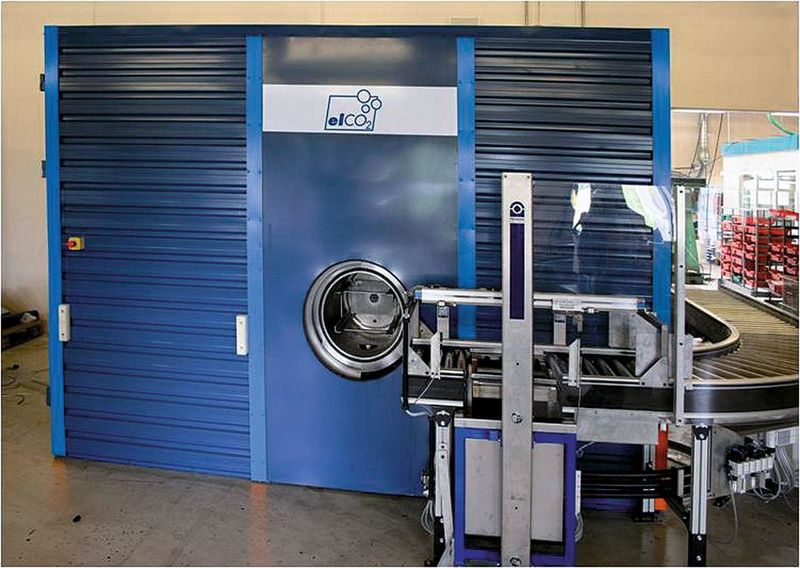 Bild 2: In der 90-l-Kammer der Anlage kann die Reinigung mit flüssigem CO2 mechanisch und mittels Ultraschall verbessert werden. Der Wegfall der Trocknung führt zu Rationalisierungseffekten.  (Bild: Amsonic)