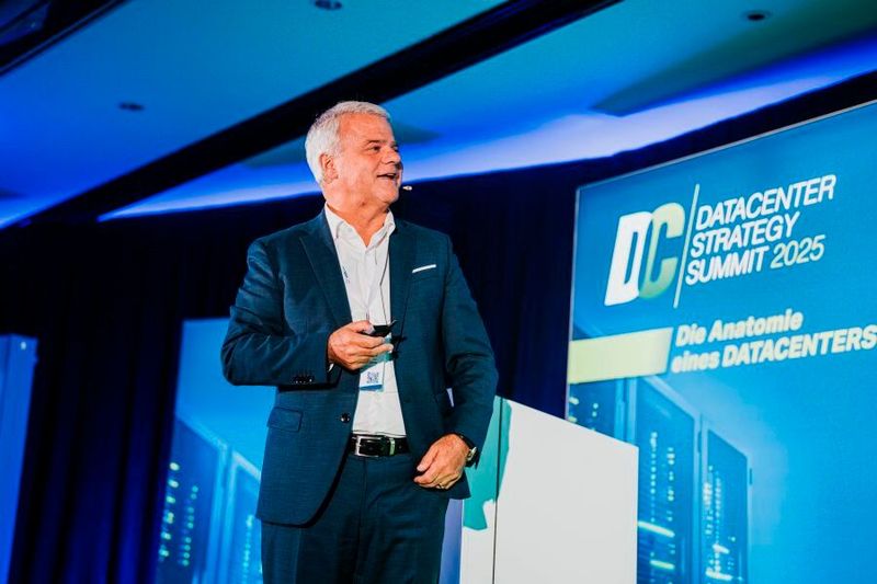 Professor Adrian Altenburger von der Hochschule Luzern hat für seine Keynote über die Herausforderund der hybriden Kühlung ein Bild von einem Spiegelei dabei gehabt, das auf einer CPU gebraten wurde. (Bild: Manuel Emme Fotografie)