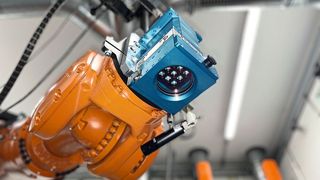 Die Optik nutzt eine Matrix aus 3x3 Laserdioden, die einzeln ansteuerbar sind, wodurch die Intensitätsverteilung im Laserfokus sehr flexibel bestimmt werden kann. (Bild: LMB Automation)