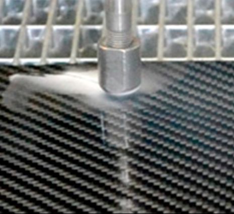 Das CO2-Hochdruckstrahlen nutzt die Flüssigphase von Kohlenstoffdioxid und vereint somit die Vorteile des Wasserhochdruckstrahlens mit denen der trockenen und rückstandsfreien CO2-Strahlverfahren. Das funktioniert auch bei funktionellen Faserverbundwerkstoffen, wie CFK (Bild) und GFK, wie Forscher am Fraunhofer IPK beweisen können.(Bild:  IPK)