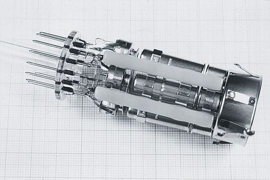 Der Laser genießt seinen Durchbruch. Denn erst mit ihm ließ sich das Schweißen von Teilen für die Farbbildröhre automatisieren. Lesen Sie hier den ersten Teil der Laserstory mit seinen Pionieren... Der Laser genießt seinen Durchbruch. Denn erst mit ihm ließ sich das Schweißen von Teilen für die Farbbildröhre automatisieren. Lesen Sie hier den ersten Teil der Laserstory mit seinen Pionieren...