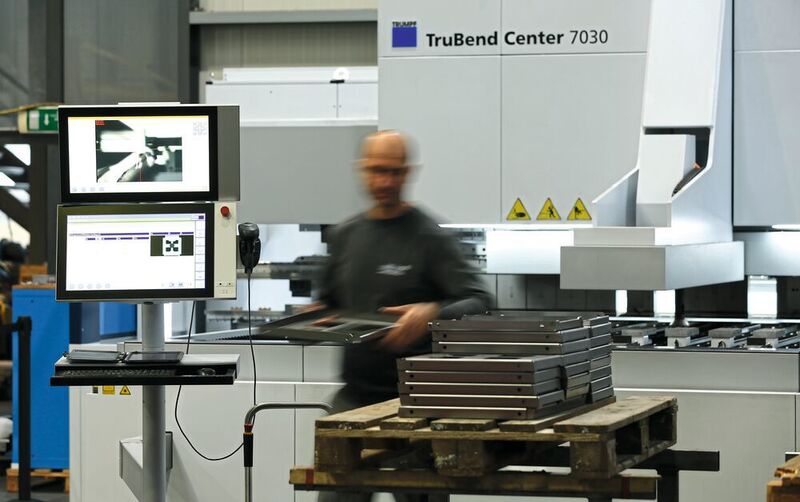 Der Metallbauer  Riguzzi in Felben im Thurgau steuert und überwacht seine innerbetrieblichen Prozesse an den Blechbearbeitungsmaschinen, darunter die einzige in der Schweiz installierte Gesenkbiegepresse Tru Bend 7030, inzwischen durchgängig digitalisiert.  (RUBEN SPRICH / Trumpf)