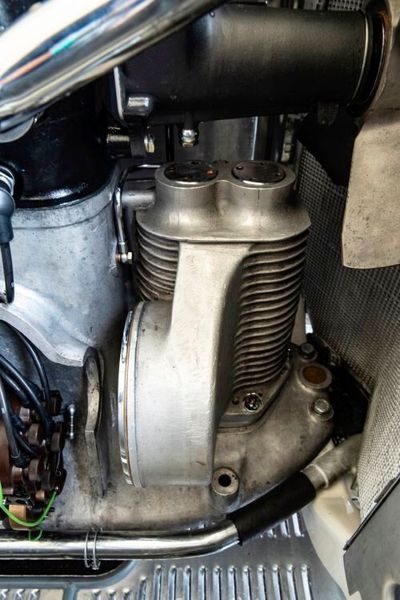 Beim SSKL war der Kompressor nicht abschaltbar und lief quasi im Dauerbetrieb. Bei einer Nenndrehzahl von 3400 pro Minute und einer Verdichtung von 7:1 waren besagte 300 PS drin. (Daimler)