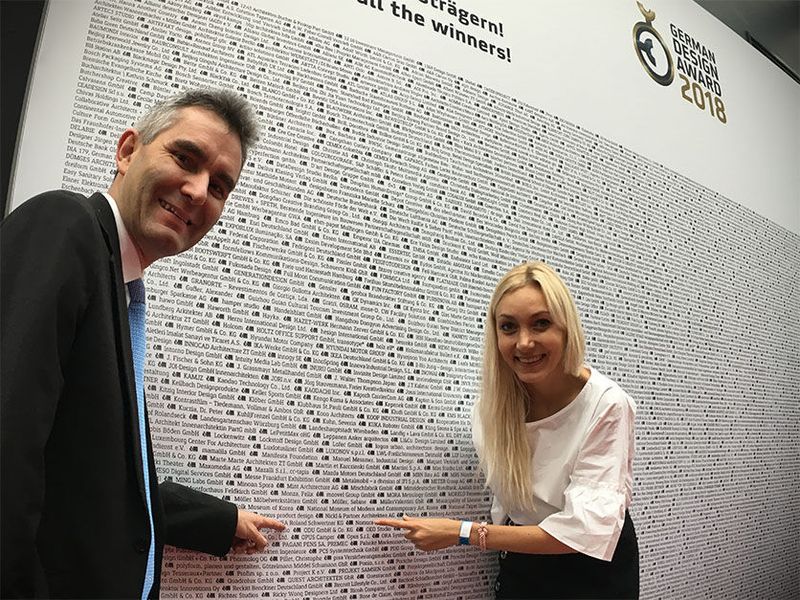 Bernhard Säckl und Julia Fernandez zeigen auf den ODU-Eintrag. (ODU)