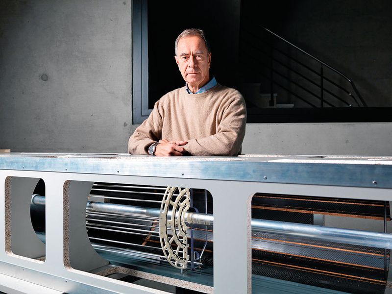 PSI-Wissenschaftler Roland Horisberger mit der Halterung für den am CERN eingebauten Pixeldetektor. (Scanderbeg Sauer Photography)