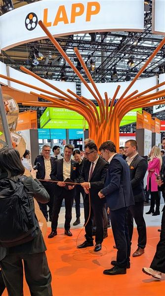 Cem Özdemr, der zukünftige Ministerpräsident von Baden-Württemberg, informiert sich bei Lapp über die Trends der elektrische Verbindungs- und Anschlusstechnik. (Bild: Sandra Häuslein/VCG)