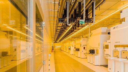 Blick in die Reinraumfertigung in der Dresdner 300-mm-Waferfab von Bosch: Für stabile Serienfertigung muss die Lithografie in eine qualifizierte Prozess-, Anlagen- und Metrologiekette eingebettet sein.(Bild:  Baldauf&Baldauf Fotografie)