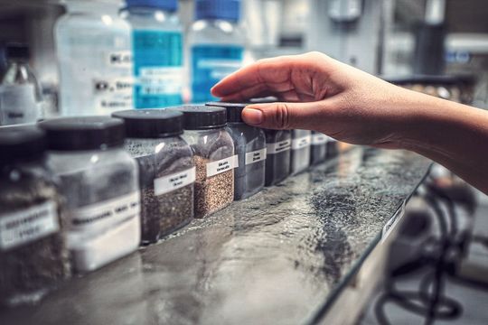 Bremsbeläge bestehen aus bis zu 30 unterschiedlichen Inhaltsstoffen, darunter Metallsulfide, Mineralien, Schleifmittel, Fasern, Keramikteilchen und Graphitarten.(Bild:  TMD Friction)