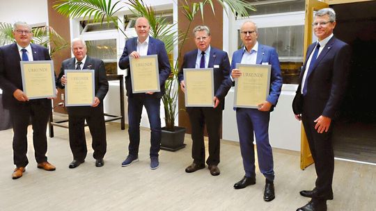 Sie erhielten die ZDK-Ehrennadel in Silber (von links): Karl-Heinz Bley, Heinz Bottge, Hans-Joachim Czychy, Lothar Freese, Arnulf Winkelmann. Ihnen gratulierte der Geschäftsführer Christian Metje (rechts).(Bild:  Zietz/»kfz-betrieb«)