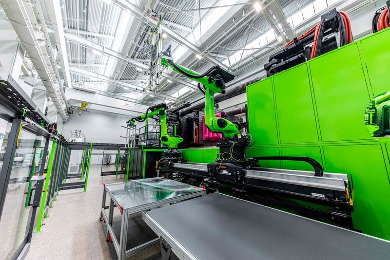 Zwei 6-Achs-Engel-Easix-Knickarmroboter sorgen bei der gigantischen Technikums-Spritzgießmaschine für die Möglichkeit, Prozesse zu automatisieren. Das maximale Werkzeuggewicht beträgt übrigens 150 Tonnen, das Schussgewicht 42 Kilogramm. (Bild: Engel)