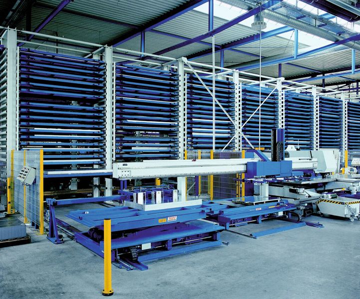Zweizeiliges Blechlager zur automatischen Lagerung und Bereitstellung von Blechpaketen auf Systempaletten. (Bild: Trafö)