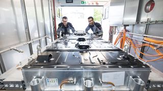 Vorbereitung einer Hochvoltbattrie für das Korrossionsprüfverfahren in der Salzsprühkammer. (Bild: Valmet Automotive)