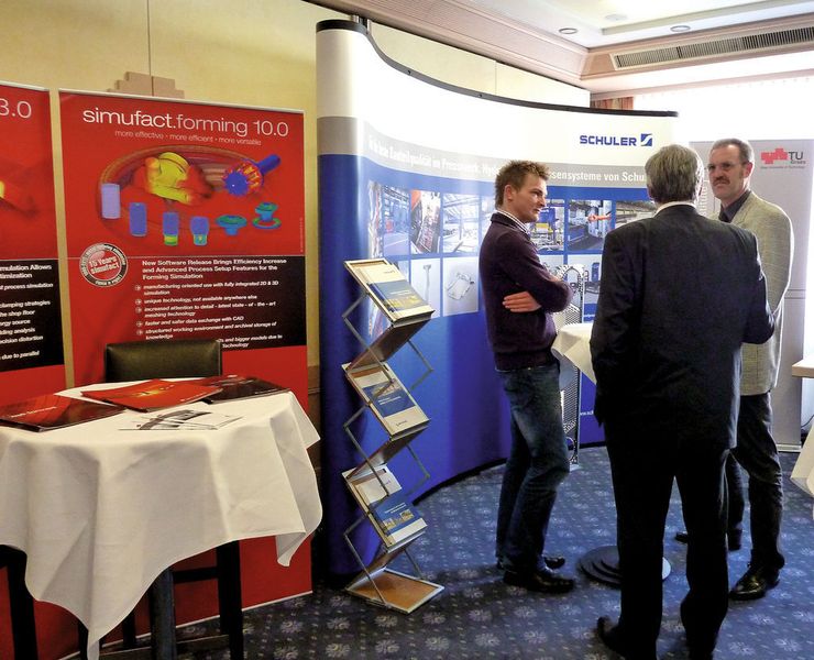 Im Foyer des Veranstaltungsraumes präsentierten sich verschiedene Unternehmen; die Stehtische luden zu Fachgesprächen am Rande ein. Bild: Kuhn (Archiv: Vogel Business Media)