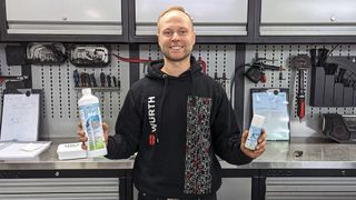 Markus Bischoff von MB Mechanix ist von der Airco-Well-Klimaanlagenreinigung überzeugt. Besonders gut findet er die Anwendungsinfos, die es für viele Modelle gibt. (Bild: Rosenow – VCG)