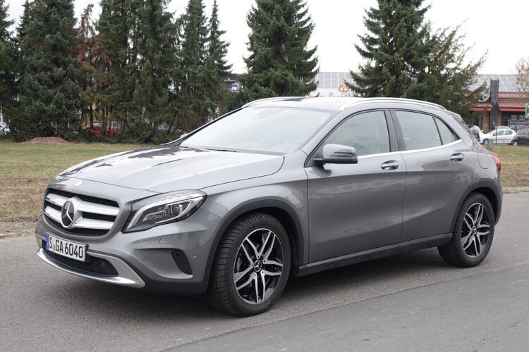 Das Außendesign lässt sich mit „trendig“ zusammenfassen. Dem GLA fehlt einfach die Bulligkeit klassischer SUVs. Trotzdem trägt er zumindest einige Geländegene in sich, die ihn optisch in das Segment passen lassen. Dazu zählen größere Radhäuser, ein Unterfahrschutz, und die im Vergleich zur A-Klasse deutlich breiteren Schultern. (Foto: Thomas Günnel)