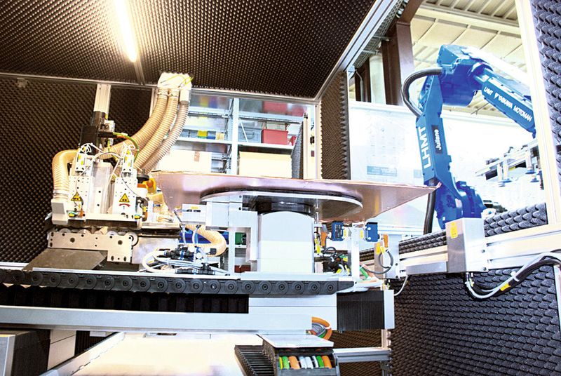 Bild 3: Ein Roboterarm setzt die Multilayer-Leiterplatten auf einem Saugteller ab, der wiederum auf einem Drehmodul montiert ist. (Bild: Weiss)
