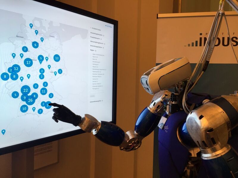 Industriekonferenz 2016: Robot TORO erkundet Online-Karte der Plattform Industrie 4.0 (Plattform Industrie 4.0)