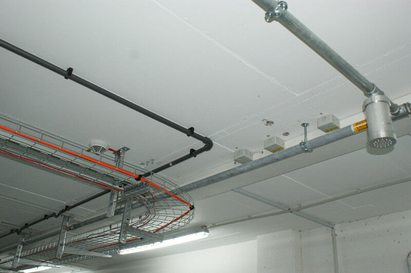 Abbildung 8: Unter der Decke befninden sich Rauchmelder, Datenkabel, die Löschleitungen und -Öffnungen. (Bild: Ostler)