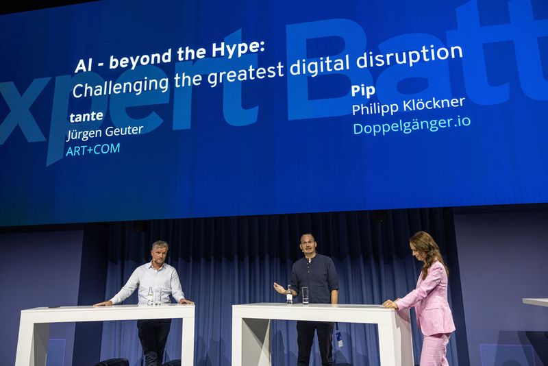 Unter dem Motto „AI – beyond the Hype: Challenging the greatest digital disruption“ debattierten Pip Klöckner und Jürgen Geuter. (Bild: Ionos)