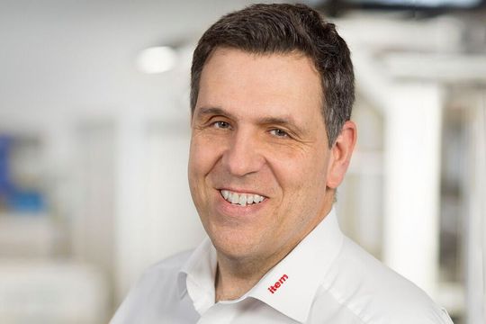 Wie gelingt die Einführung von Karakuri/Low Cost Automation (LCA) und was sind die größten Vorteile der mechanischen Automation? Stefan Armbruster, Teamleiter Karakuri Applikationsteam sowie Karakuri-Trainer bei item, liefert Antworten.(Bild:  Item)