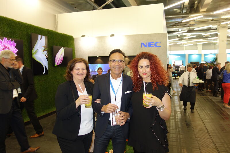 Ismayil Basusta, NEC, auf ein Stößchen mit (l.) Lilli Kos und Besa, IT-BUSINESS. (Bild: IT-BUSINESS)