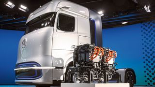 Die Zukunft der Brennstoffzelle könnte im Einsatz bei schweren Lkws und Bussen liegen. Mercedes-Benz hat schon einen entsprechenden Prototypen vorgestellt. (Bild: © Daimler Truck AG)