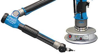 So hat man sich das vorzustellen, wenn ein Messarm vom Vakuum-Standfuss flexibel und schnell mit 4200 N arretiert wird. Auch der Einsatz auf gewölbten Oberflächen ist möglich. (Bild: Witte)