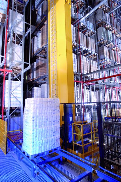 Auf 13 Ebenen können die palettierten Papierartikel im Hochregal automatisch eingelagert werden. Bild: SSI Schäfer (Archiv: Vogel Business Media)