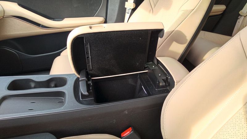 Clever gelöst: Der Deckel des Staufaches der Mittelkonsole lässt sich in zwei Richtungen öffnen: von der Fahrerseite ...  (Bild: Thomas Günnel/Automobil Industrie)